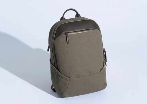 Tas laptop berbahan teknologi tahan air dan desain minimalis